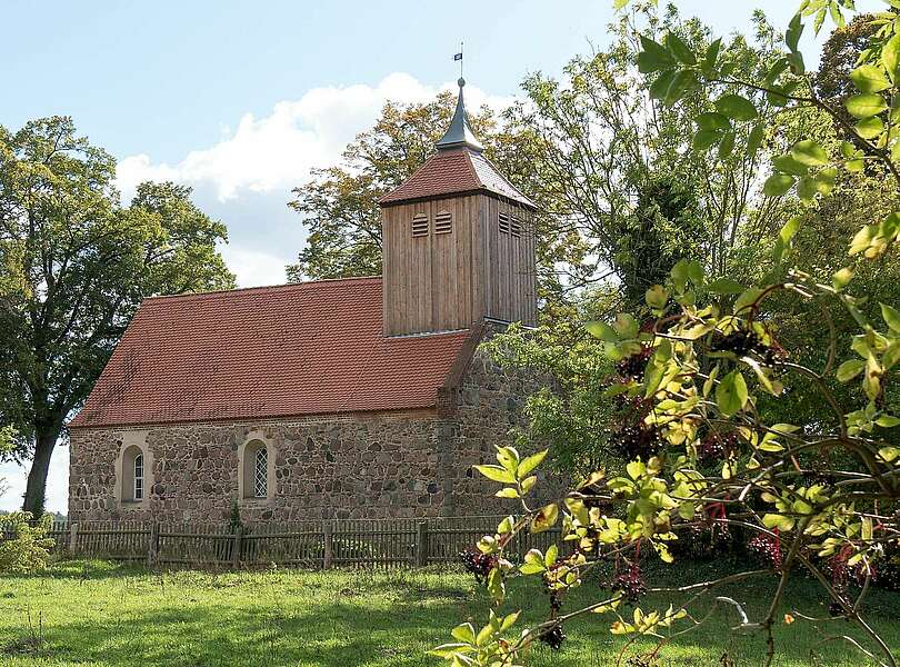 Dorfkirche Liepe, Lindenpfade