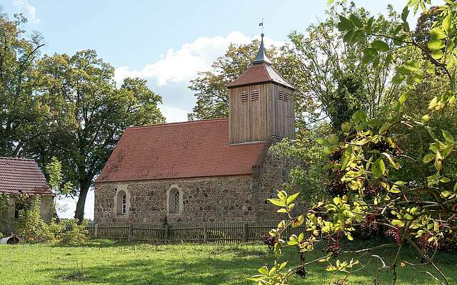 Dorfkirche Liepe, Lindenpfade