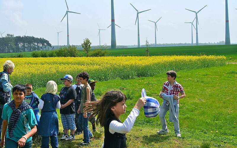 



        
            Schüler im Windpark Feldheim,
        
    

        Foto: Tourismusverband Fläming e.V./Kein Urheber bekannt
    