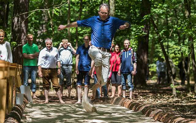 Weitsprung im Barfußpark Beelitz-Heilstätten