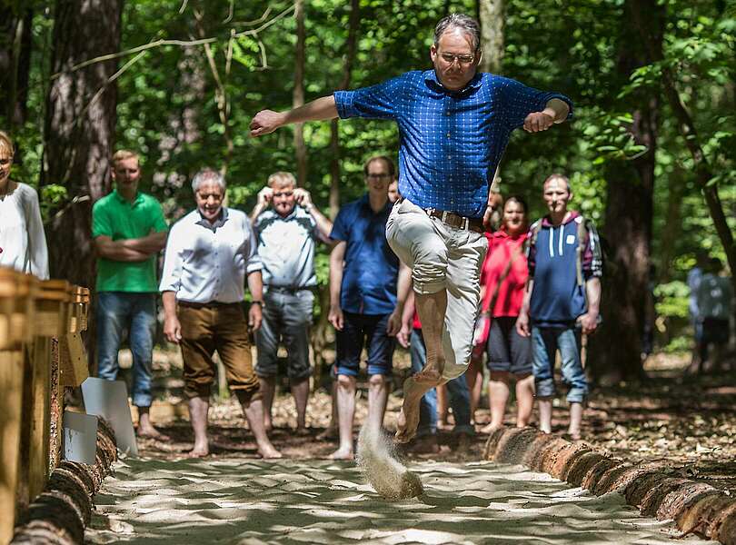 Weitsprung im Barfußpark Beelitz-Heilstätten