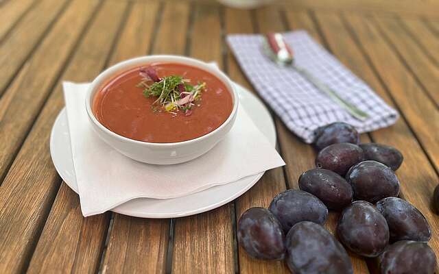 Pflaumensuppe nach Landhaus-Art, Foto: Melanie Ribatzke, Landhaus Alte Schmiede