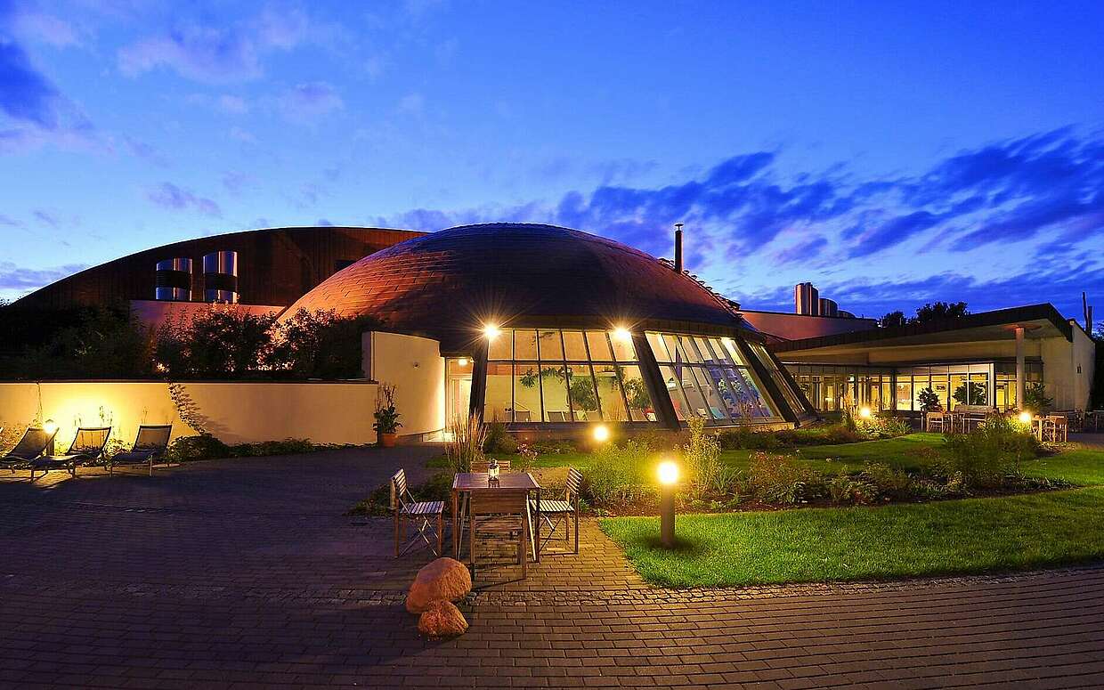 SteinTherme am Abend mit Beleuchtung