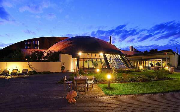 SteinTherme am Abend mit Beleuchtung