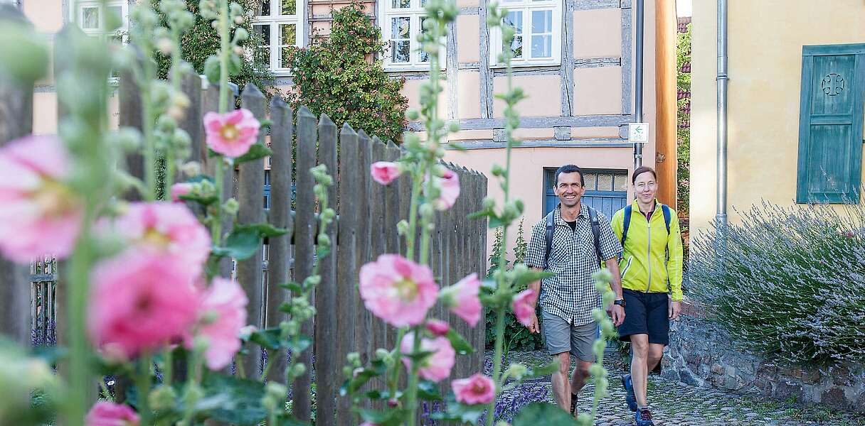 Paar wandert durch Ziesar