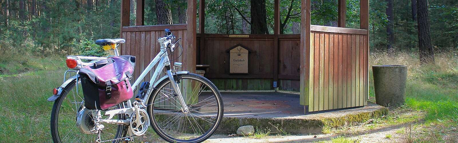 Fahrrad an Schutzhütte bei Tour zum Mittelpunkt,
        
    

        Foto: Naturpark Hoher Fläming/Heiko Bansen