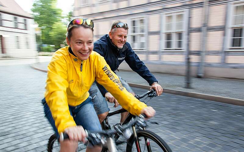 



    
        
                Pärchen radelt durch Luckenwalde,
            
        
                Foto: Tourismusverband Fläming e.V./Jedrzej Marzecki
            
    
