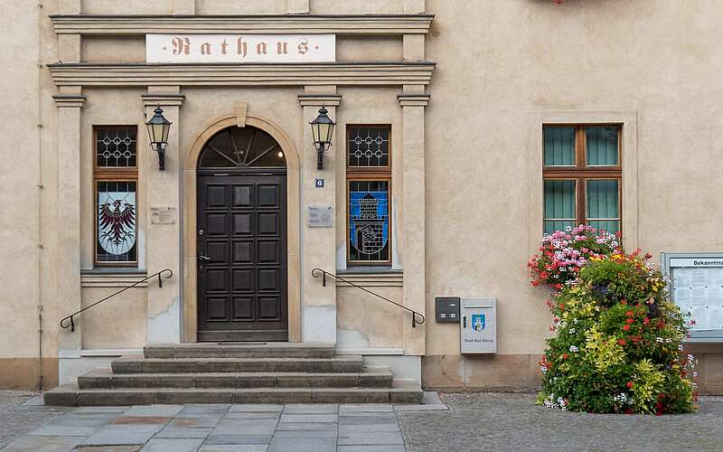 



    
        
                Eingang zum Rathaus Bad Belzig,
            
        
                Foto: Tourismusverband Fläming e.V./Catharina Weisser
            
    
