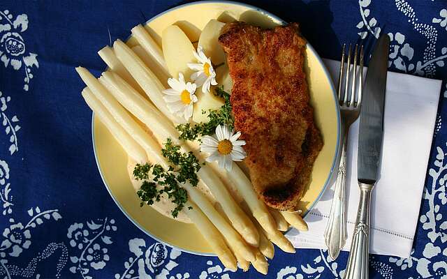 Spargel mit Schnitzel und Kartoffeln