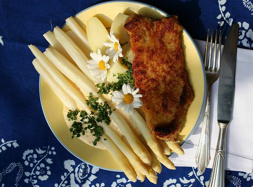 Spargel mit Schnitzel und Kartoffeln