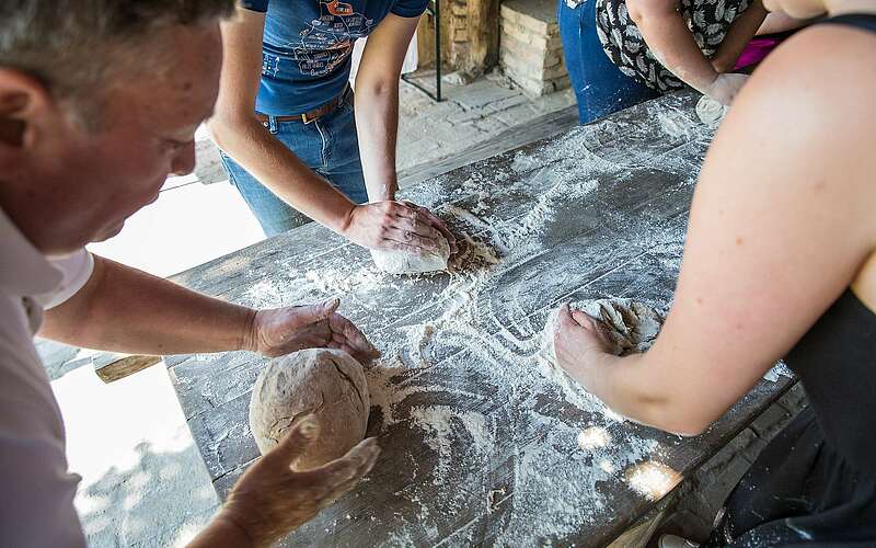 



    
        
                Blogger backen Brot in Glashütte,
            
        
                Foto: Tourismusverband Fläming e.V./Greg Snell
            
    
