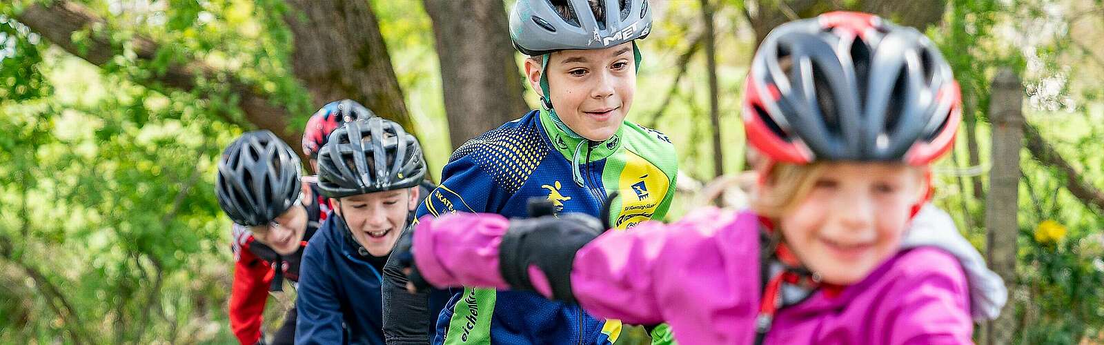 Skatende Kinder am Gutshaus Petkus,
            
        
                Foto: Tourismusverband Fläming e.V./Jan Sobotka